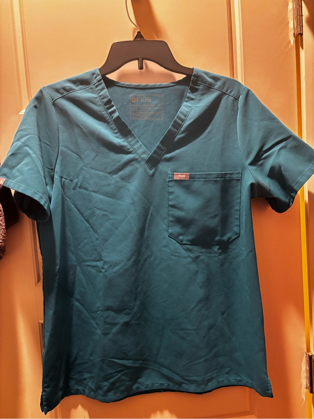 Figs women’s Teal V-Neck Scrub Top with Chest Pocket and matching scrub pants